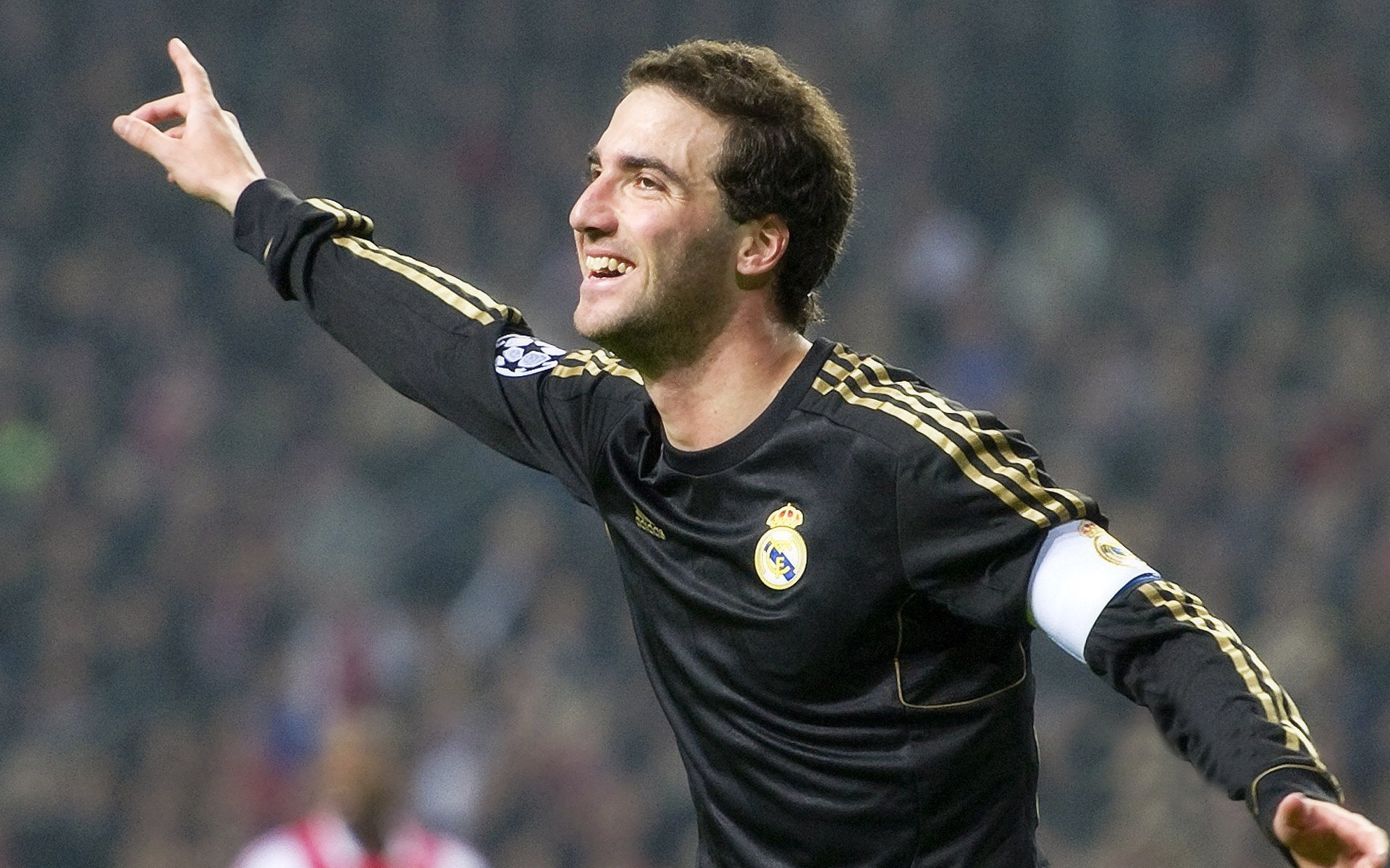 瑞安：凭借出色的球场理解力和精准的传球成为全黑队关键球员，瑞安篮球队